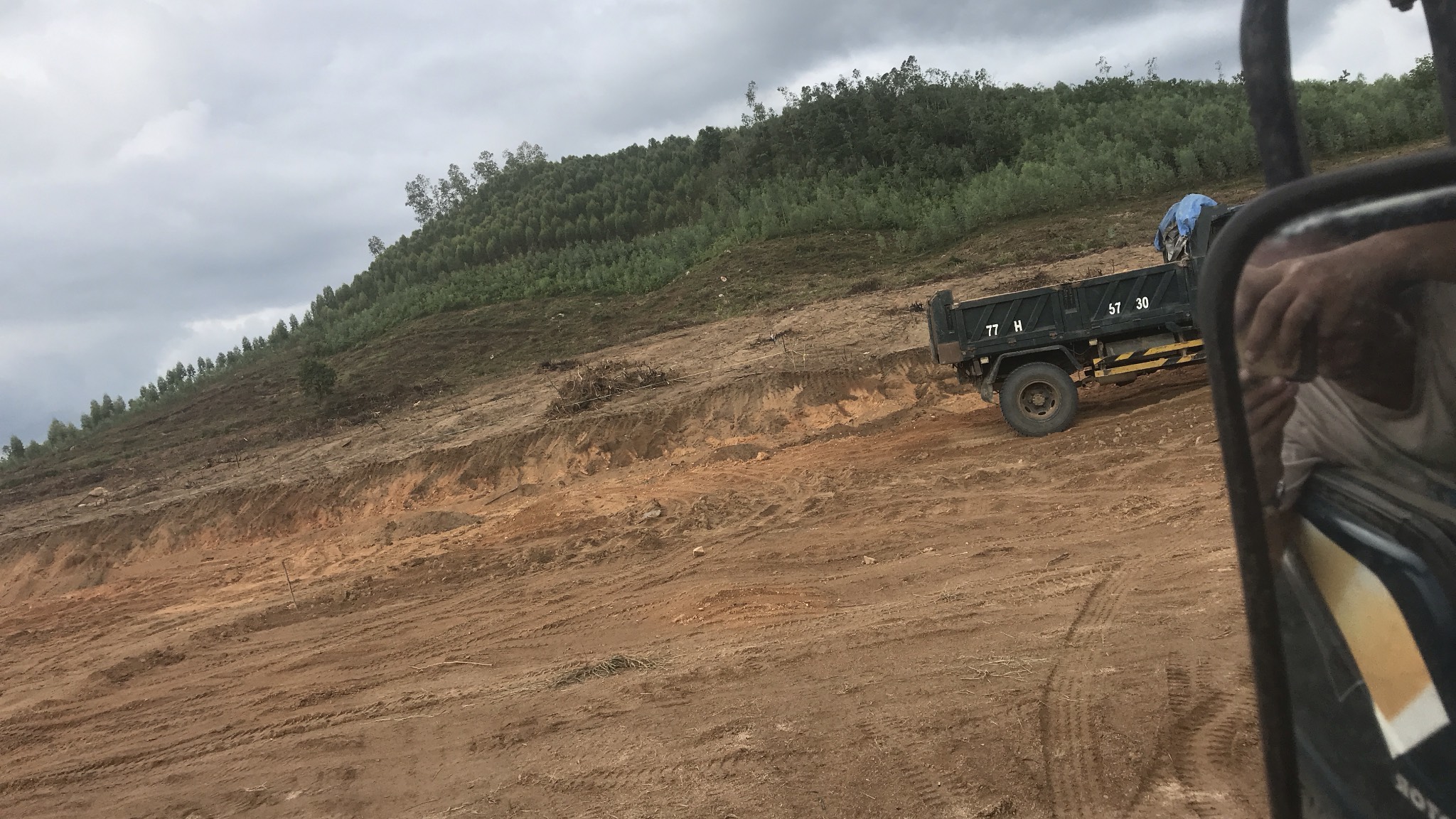 Khu vực san lấp mặt bằng dự án